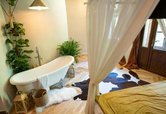 Barrique Chambers has rooms with a private hot tub