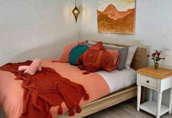 Tranquil Rainforest Studio Kuranda allows 18 year olds to book a room