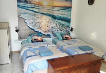 Studio    la mer allows 18 year olds to book a room