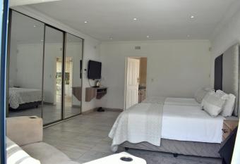 Iceberg Venue, Guest Lodge & Events place has rooms with a private hot tub