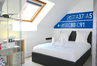 Class&Airport Studio 10mn Aeroport Roissy CDG allows 18 year olds to book a room