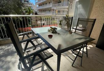 BNB RENTING spacious 1 bedroom apartment in Antibes center with a parking has Balcony rooms