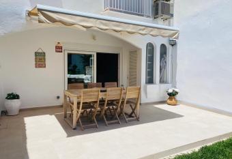 Happy Beach House has Balcony rooms