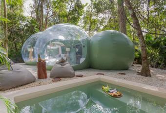 Oom Bubble Boutique Riviera Cancun has rooms with a private hot tub