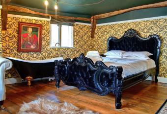 Huge & Deluxe 600 Year Old Essex Manor House has rooms with a private hot tub