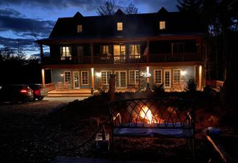 Weaverville cottage has Balcony rooms