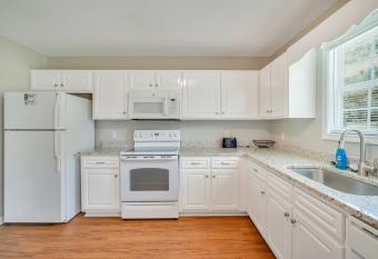 Charming Gray Home- 5 mins from GSU! allows 18 year olds to book a room