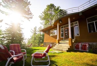 Hidden Heaven Cottage has Balcony rooms