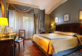 Hotel Monna Lisa has rooms with a private hot tub