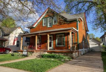 Spacious Cozy Downtown Full House has Balcony rooms