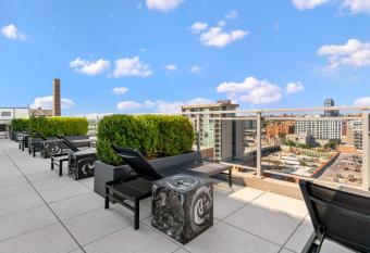 Cloud9 - Penthouse with heated POOL - The Windy has rooms with a private hot tub