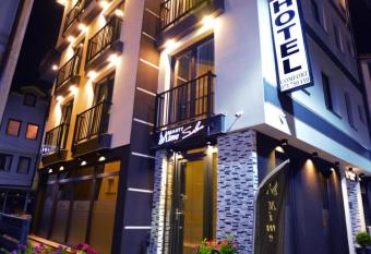 Comfort Hotel has Balcony rooms