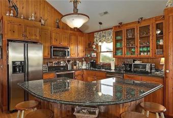 Duck Oceanfront Oasis has rooms with a private hot tub