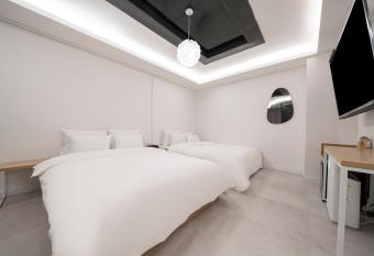 The Huesik Wolgot Iro Hotel allows 18 year olds to book a room