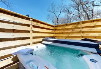 River's Edge Cottages - Mimosa has rooms with a private hot tub