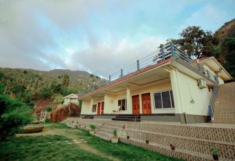 Jathika Resort has Balcony rooms