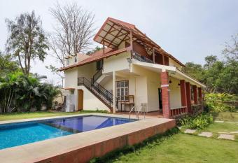 La Mer by JadeCaps 5 Acres Farmland Private Pool Wifi has Smoking rooms