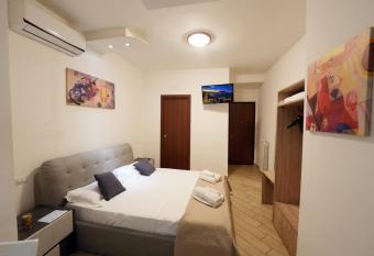 Museum Inn Napoli has rooms with a private hot tub