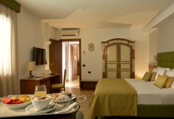 Montespina Park Hotel has rooms with a private hot tub