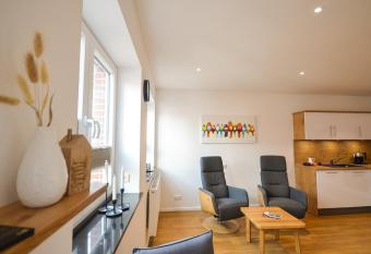 Alte Uhrmacherei - Wohnen auf Zeit allows 18 year olds to book a room