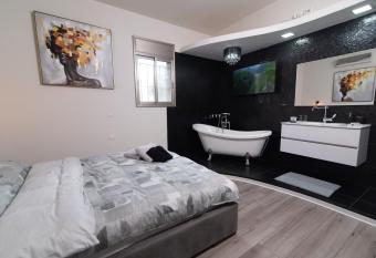 Luxury Room Bahai s Garden allows 18 year olds to book a room