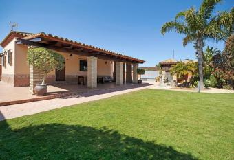 Casa rural El Campo has Balcony rooms