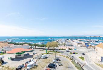 PORTOBELLO APARTMENT has rooms with a private hot tub