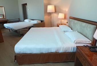 Tower Genova Airport - Hotel & Conference Center has rooms with a private hot tub