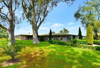 Blueberry Hill Vineyard Garden Homestead with mountain views and pool has Balcony rooms