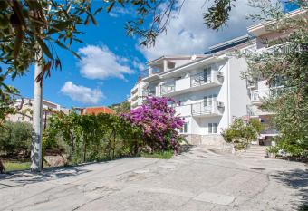 Apartments and Rooms Nikola has Balcony rooms