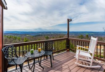 Mountaintop Cabin w Amazing Mtn Views, Deck, WiFi has Balcony rooms