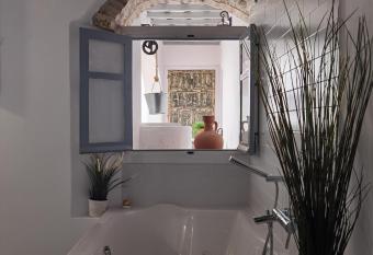 Casa del Sacramento - CASITA CON ENCANTO has rooms with a private hot tub