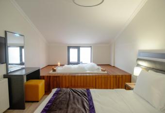 Taksim 11 Suites has rooms with a private hot tub