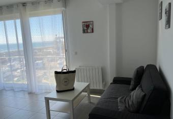 Les Pieds dans le Sable allows 18 year olds to book a room