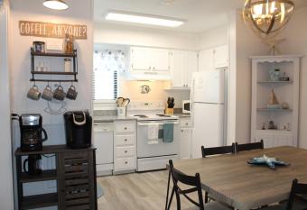 Gorgeous 2 Bedroom Condo has Balcony rooms