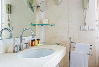 Grand Hotel Des Bains has rooms with a private hot tub