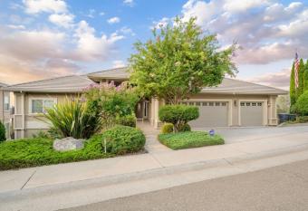 Sky Ranch Auburn Home Beautiful View of Valley has Balcony rooms