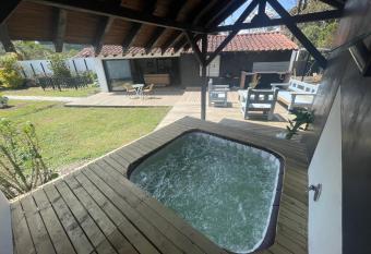Hermoso chalet en cabeceras de llanogrande has rooms with a private hot tub