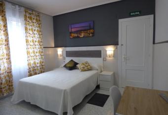 Pensi  n Camino del Norte allows 18 year olds to book a room