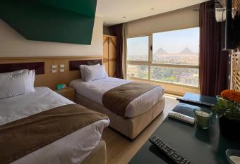 Grand Museum Guest House, Full Pyramids View & Roof Access allows 18 year olds to book a room
