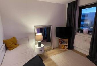 Schickes Apartment mit Balkon in D  sseldorf has Balcony rooms