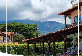 Espectacular Finca en el Lago Calima has rooms with a private hot tub