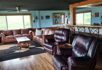 Lakeviewlanding has Balcony rooms