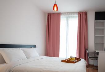 Sunny 1BDR Apartment near Center allows 18 year olds to book a room