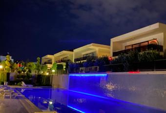 Beverly hills Ku  adas   havuzba     villalar has Balcony rooms