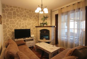 3 BR apartment with swimming pool in Boka Gardens complex allows 18 year olds to book a room