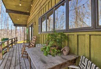 Studio Apartment with Kitchen VERY close to WCU - non smoking & no pets has Balcony rooms