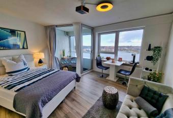 Traumblick! Mitten im Wasser, dem Himmel ganz nah! allows 18 year olds to book a room