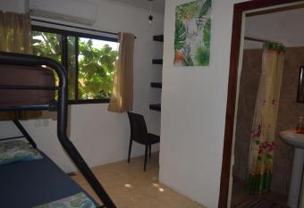 Pura Vida Mini Hostel Santa Teresa has rooms with a private hot tub