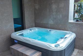 Prado Luxury Hotel has rooms with a private hot tub
